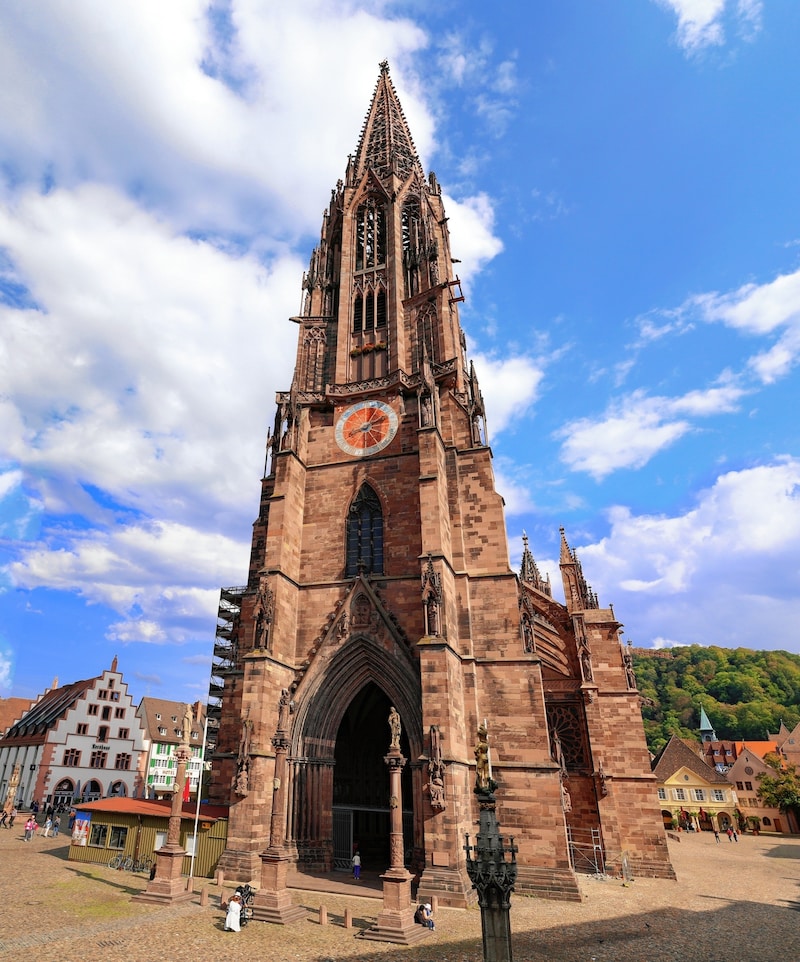 Das Freiburger Münster ist eine der Sehenswürdigkeiten in der deutschen Stadt 280 Kilometer westlich von München. (Bild: Marina Lohrbach - stock.adobe.com)