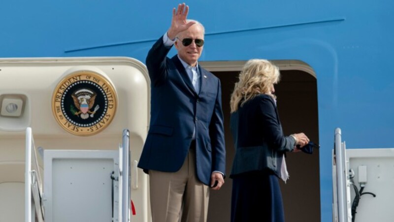 Joe Biden mit Ehefrau Jill auf dem Militärflugplatz der US Air Force im US-Bundesstaat Maryland vor dem Abflug nach Rom (Bild: AP Photo/Gemunu Amarasinghe)