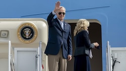 Joe Biden mit Ehefrau Jill auf dem Militärflugplatz der US Air Force im US-Bundesstaat Maryland vor dem Abflug nach Rom (Bild: AP Photo/Gemunu Amarasinghe)