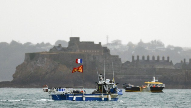 Ein französisches Fischerboot vor der britischen Kanalinsel Jersey. Der Fischereistreit zwischen Großbritannien und Frankreich eskaliert immer weiter. (Bild: AFP)
