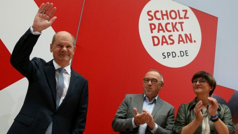 SPD-Kanzlerkandidat Olaf Scholz erhält Applaus von den beiden SPD-Vorsitzenden Saskia Esken und Norbert Walter-Borjans. (Bild: APA/dpa/Wolfgang Kumm)