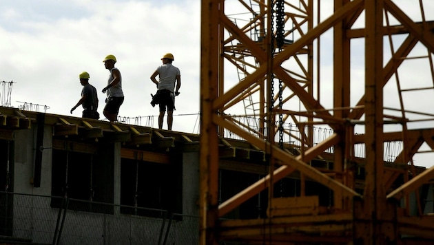 Neben der Industrie befindet sich auch die Bauwirtschaft weiterhin in einer Rezession. (Bild: APA/Harald Schneider)