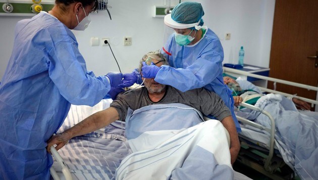 Zwei rumänische Ärztinnen beim Anlegen einer Sauerstoffmaske im Universitätsspital von Bukarest (Bild: AP)