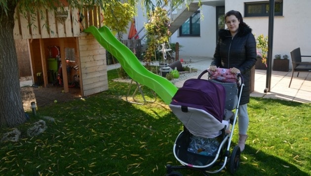 Tina Exner-Doser darf mit ihrer Kleinen nur in den Garten. (Bild: Charlotte Titz)