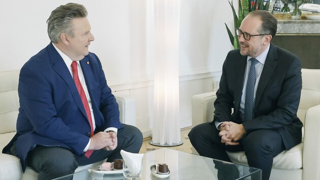 Bundeskanzler Alexander Schallenberg (ÖVP) und Wiens Bürgermeister Michael Ludwig (SPÖ) beim gemeinsamen Austausch im Kanzleramt (Bild: APA/BKA/DRAGAN TATIC)