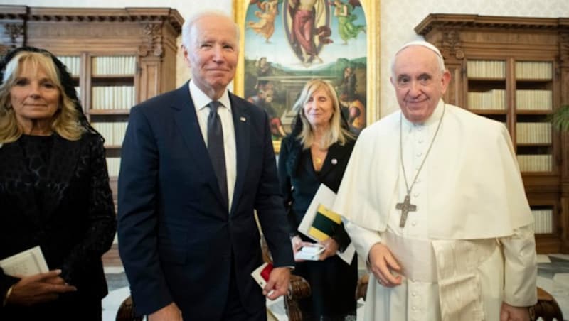 v.l.n.r.: First Lady Jill Biden und US-Präsident Joe Biden bei einer privaten Audienz bei Papst Franzsikus im Vatikan (Bild: AFP/Vatican Media)