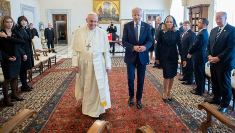 Papst Franziskus hat am Freitag US-Präsident Joe Biden im Vatikan zu einer ungewöhnlich langen Privataudienz empfangen. (Bild: AFP/Vatican Media)