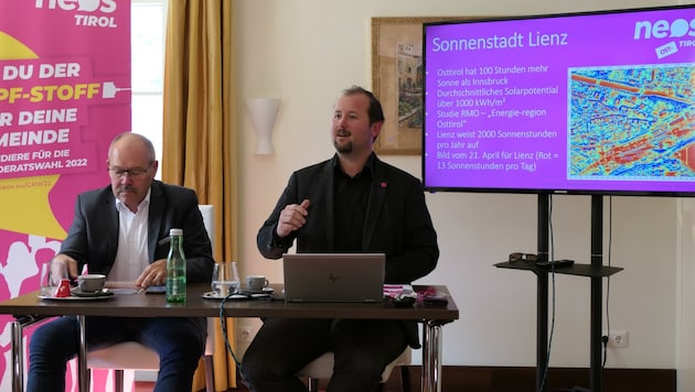 LA Andreas Leitgeb und Domenik Ebner (rechts) stellten die Mobilitätspläne für Lienz vor. Verkehrsfreie Zonen und ein Ausbau des Angebots seien möglich. (Bild: Martin Oberbichler)