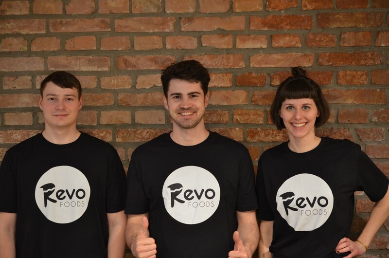 Die drei Gründer von Revo Foods (von links): Technischer Leiter Manuel, CEO Robin und Wissenschaftliche Leiterin Theresa haben mit ihrem Team 2 Jahre nach der Firmengründung jetzt ihr erstes Produkt in den Supermärkten des Landes. (Bild: Manuel Lachmayr)