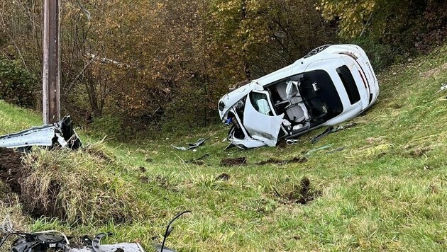 Der schwerst beschädigte Unfall-Porsche blieb unterhalb der Straße liegen. (Bild: KAPO Appenzell Innerrhoden)