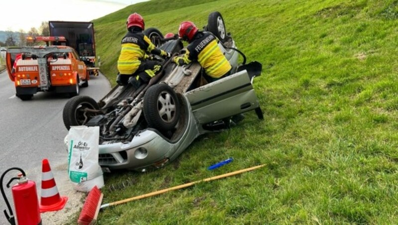 Der Kleinwagen des 80-Jährigen überschlug sich bergauf und musste von der Stützpunktfeuerwehr Appenzell gesichter werden. (Bild: Kapo Appenzell Innerrhoden)