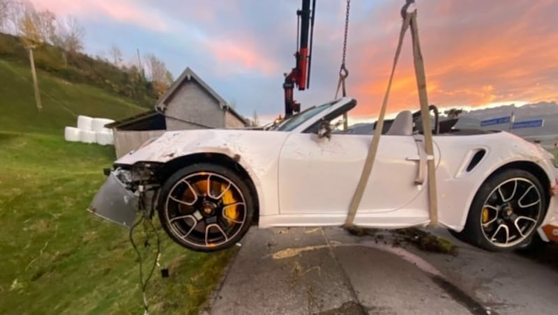 Der Porsche des 79-Jährigen wurde ordentlich in Mitleidenschaft gezogen. (Bild: Kapo Appenzell Innerrhoden)