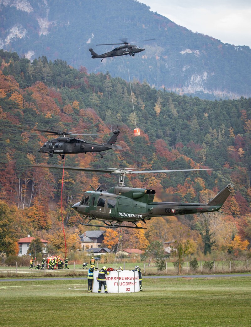 Hubschrauber des Bundesheers bei der Aufnahme von Löschwasser zur Brandbekämpfung. (Bild: APA/BUNDESHEER/DANIEL TRIPPOLT)