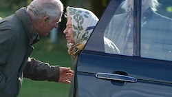 Queen Elizabeth II. im Oktober mit ihrem Sohn Charles (Bild: Andrew Milligan / POOL / AFP)