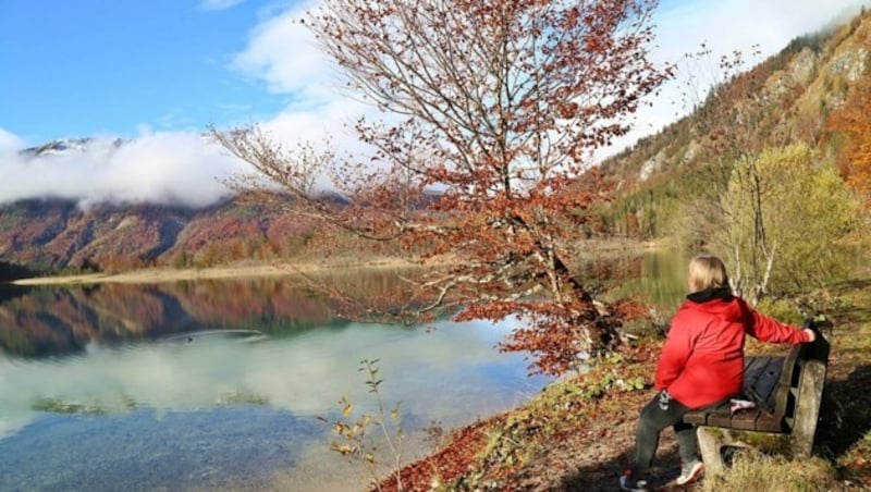 Am heutigen Sonntag kann man noch einmal, wie hier am Offensee, die Herbstsonne genießen (Bild: Hörmandinger Reinhard)