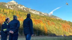 Eine Canadair-Maschine beim ersten Wasserabwurf auf der Rax (Bild: APA/LAND NIEDERÖSTERREICH)