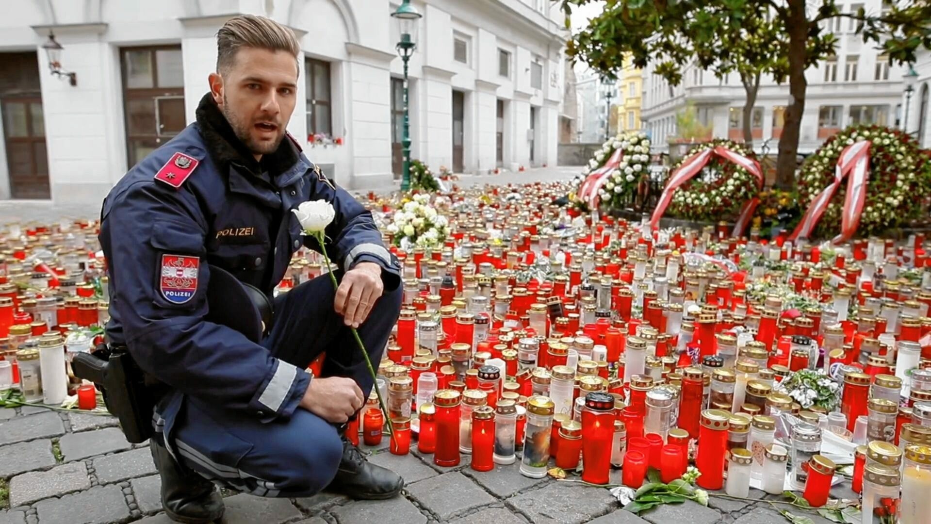 Das Polizeivideo mit weißen Rosen und Kerzen ging nach dem Attentat um die Welt. (Bild: Polizei-TV)