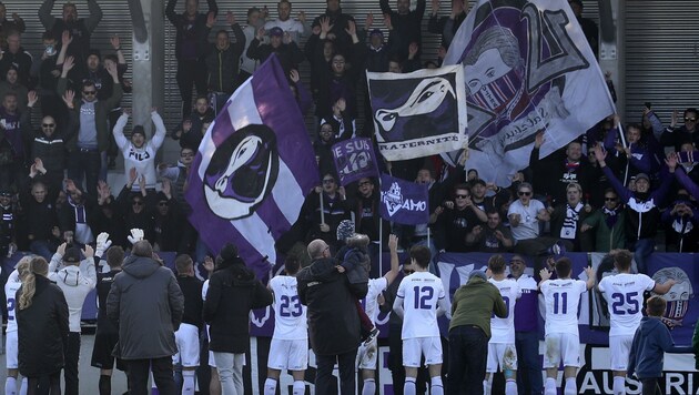 Nach dem Schlusspfiff brachen bei Mannschaft, Betreuern, Vorstand und Fans alle Dämme. (Bild: Tröster Andreas)