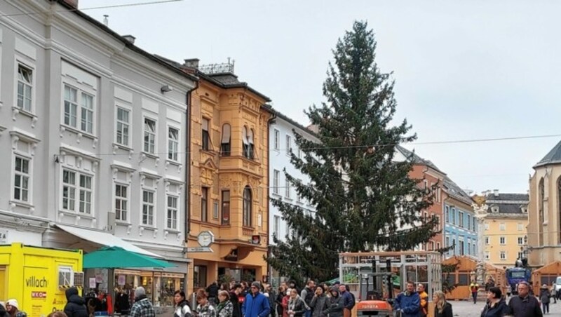 Die Aufbauarbeiten am Villacher Hauptplatz gehen weiter, mittendrin eine Menschenschlange vor dem Testcontainer. (Bild: Kimeswenger Fritz)