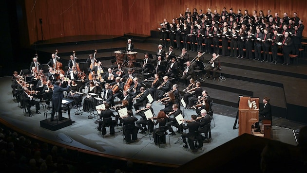 Auf der Bühne des Großen Festspielhauses spielten die Sächsische Staatskapelle Dresden, das Solisten-Quartett und der Bachchor unter Christian Thielemann mit Abstrichen groß auf. (Bild: Matthias Creutziger)