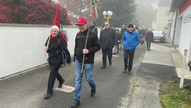 Beim Marsch im Nebel eröffneten 60 Pilger den Martin-Korpitsch-Weg von Mogersdorf bis St. Martin an der Raab. (Bild: Christian Schulter)