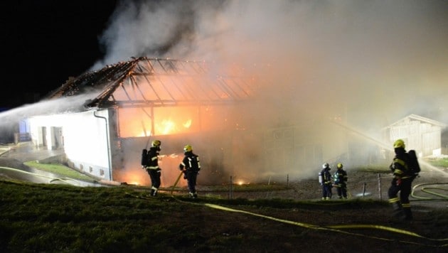 Acht Feuerwehren kämpften gegen die Flammen, konnten ein Übergreifen auf den Wohnbereich verhindern (Bild: HAW Herbert Denkmayr)