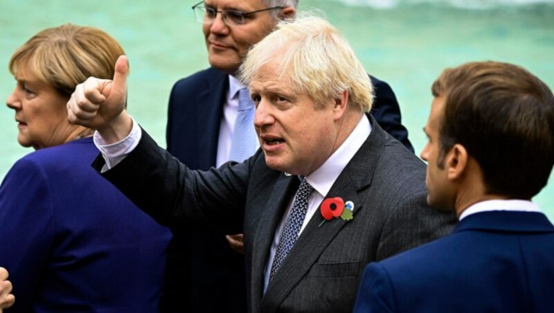 Der britische Premier Boris Johnson mit einer optimistischen Geste am Rande des G20-Gipfels (Bild: AP)