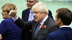 Der britische Premier Boris Johnson mit einer optimistischen Geste am Rande des G20-Gipfels (Bild: AP)