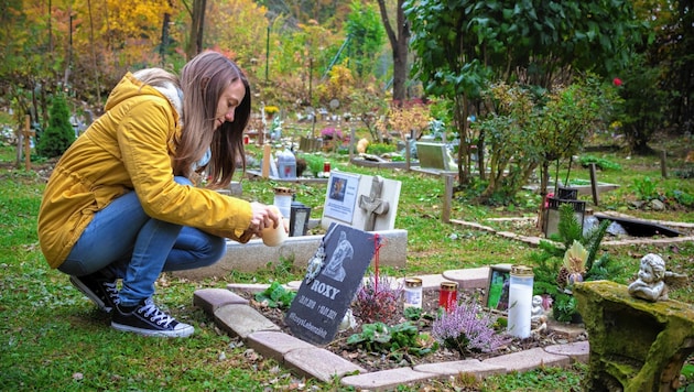 Nina Zesar am Grab von Roxy. Die Hündin musste durch die Hand eines Tierquälers sterben. (Bild: Nina Zesar/TiKo)