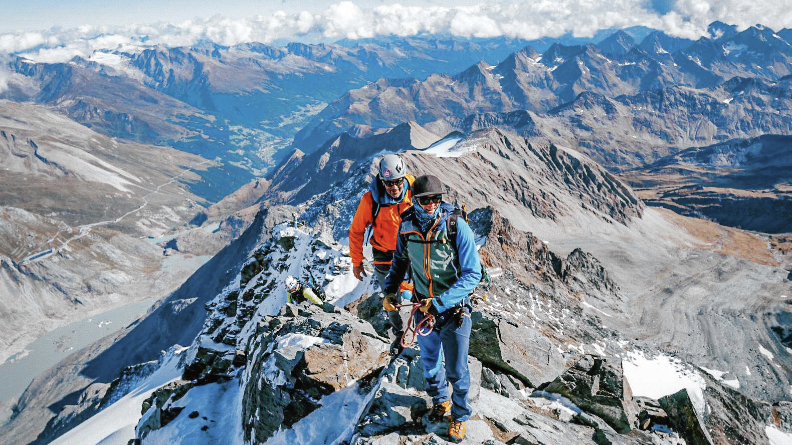In den Sommermonaten führt Michi Mautz regelmäßig auf den höchsten Berg Österreichs, den Großglockner. Hier am Foto sicherte Michi „Bergkrone“-Reporter Hannes Wallner für die erste Live-Besteigung des Großglockners mit Andreas Gabalier, der im Hintergrund klettert. (Bild: Hannes Wallner)
