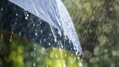 Dieses Wochenende muss die Badehose wohl in der Tasche bleiben – es wird regnerisch und ...