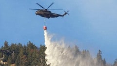 Ein Spezialhubschrauber vom Typ Sikorsky CH-53 aus Deutschland beim Wasserabwurf. (Bild: APA/EINSATZDOKU/LECHNER)