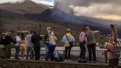 Touristen vor dem Vulkan auf La Palma (Bild: AP)
