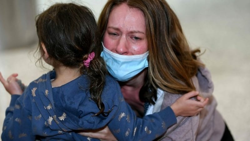 Am Flughafen von Sydney wurden einige Tränen an diesem Freudentag vergossen. (Bild: APA/AFP/Saeed Khan)