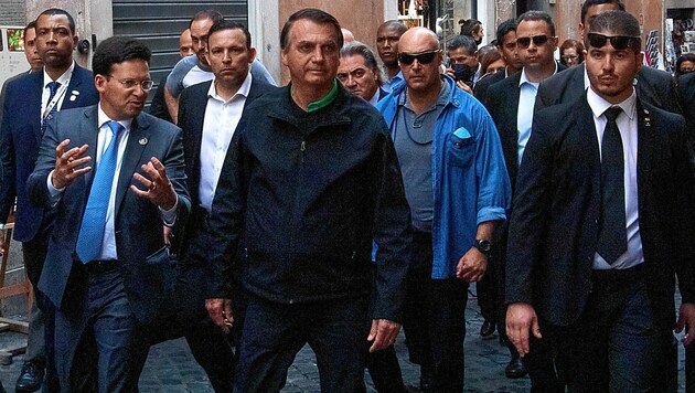 Präsident Bolsonaro mit seinen Sicherheitsleuten in Rom (Bild: EPA)