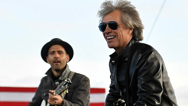 Jon Bon Jovi während eines Auftritts im Rahmen des Wahlkampfs von Joe Biden im Vorjahr (Bild: APA/AFP/Angela Weiss)