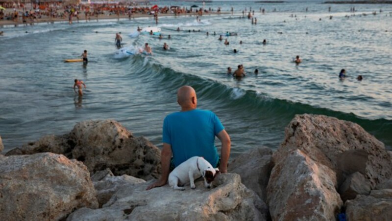 Bald werden sich am Strand in Tel Aviv auch wieder Touristen tummeln. (Bild: AP Photo/Oded Balilty)