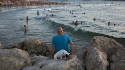 Bald werden sich am Strand in Tel Aviv auch wieder Touristen tummeln. (Bild: AP Photo/Oded Balilty)