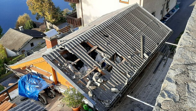 Auch das Dach dieses Gebäudes wurde zerstört. (Bild: FF Millstatt)