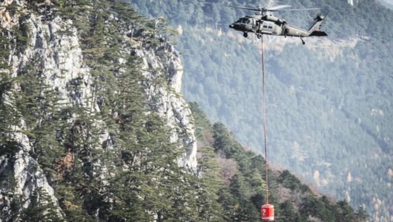 Ein "Black Hawk" bei der Brandbekämpfung an der Rax in Niederösterreich (Bild: APA/BUNDESHEER/PUSCH)