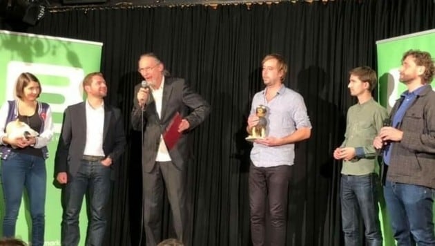 Chrissi Buchmasser (li.) und Dan Knopper (3. v. re.) gewannen heuer die Kleinkunstvögel (Bild: Theatercafe)