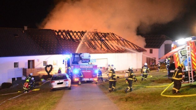 Der in Brand geratene Hof in Sonnberg im Mühlkreis gehört Bürgermeister Leopold Eder (VP). (Bild: HAW Herbert Denkmayr)