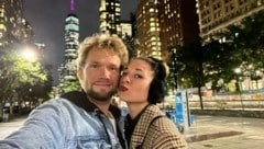 Mit diesem Selfie schicken Thommy Ten & Amélie van Tass Grüße aus New York an ihre NÖ-Fans. Im Central Park durfte Vierbeiner „Mr. Koni Hundini“ natürlich nicht fehlen. (Bild: The Clairevoyants)