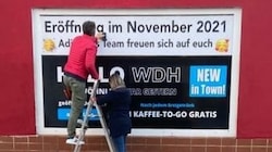 Der 84-jährige Adolf Graf hofft auf die Neu-Eröffnung seiner Go-go-Bar noch im November. Das ließ er vor kurzem auch in Waidhofen an der Thaya plakatieren. (Bild: Adolf Graf)