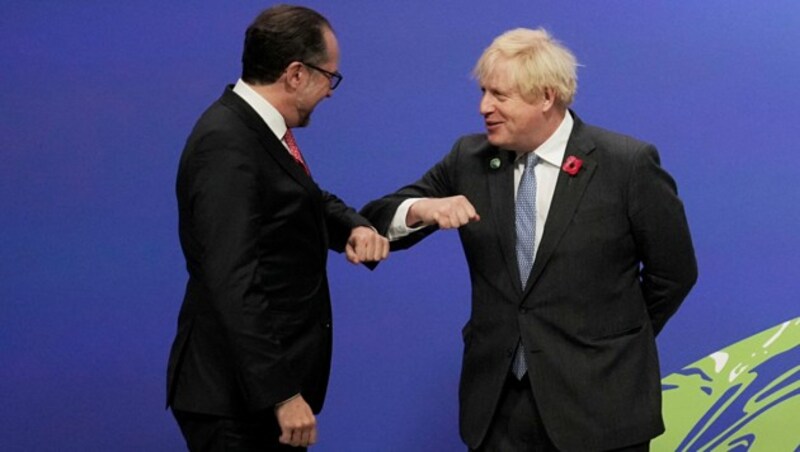 Schallenberg und der britische Premier Boris Johnson in Glasgow (Bild: AP)