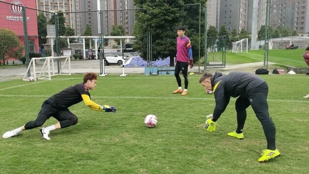 Seit 11. Oktober trainiert Hans-Peter Berger mit den Goalies von Chinas Zweitliga-Aufstiegshoffnung Chengdu. (Bild: Chengdu Rongcheng FC)