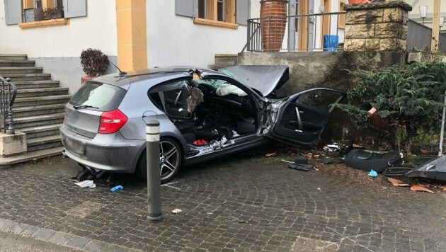 Der Fahrer des Flucht-BMWs starb noch an der Unfallstelle. (Bild: feuerwehr-ins.ch)