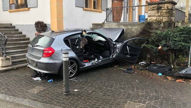 Der Fahrer des Flucht-BMWs starb noch an der Unfallstelle. (Bild: feuerwehr-ins.ch)