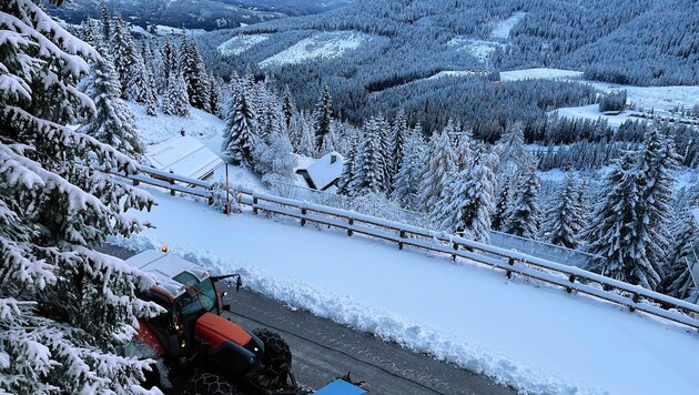 Am Katschberg waren am Dienstagmorgen schon die Schneepflüge unterwegs. (Bild: Roland Holitzky)