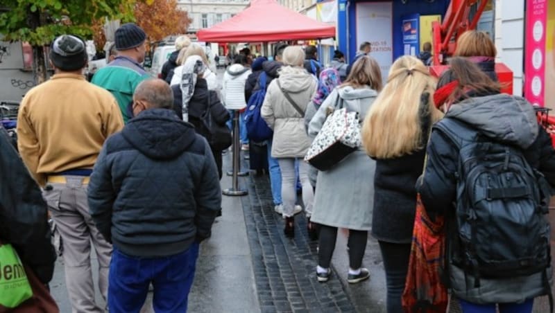 Lange Schlangen vor der Apotheke am Grazer Jakominiplatz (Bild: Christian Jauschowetz)